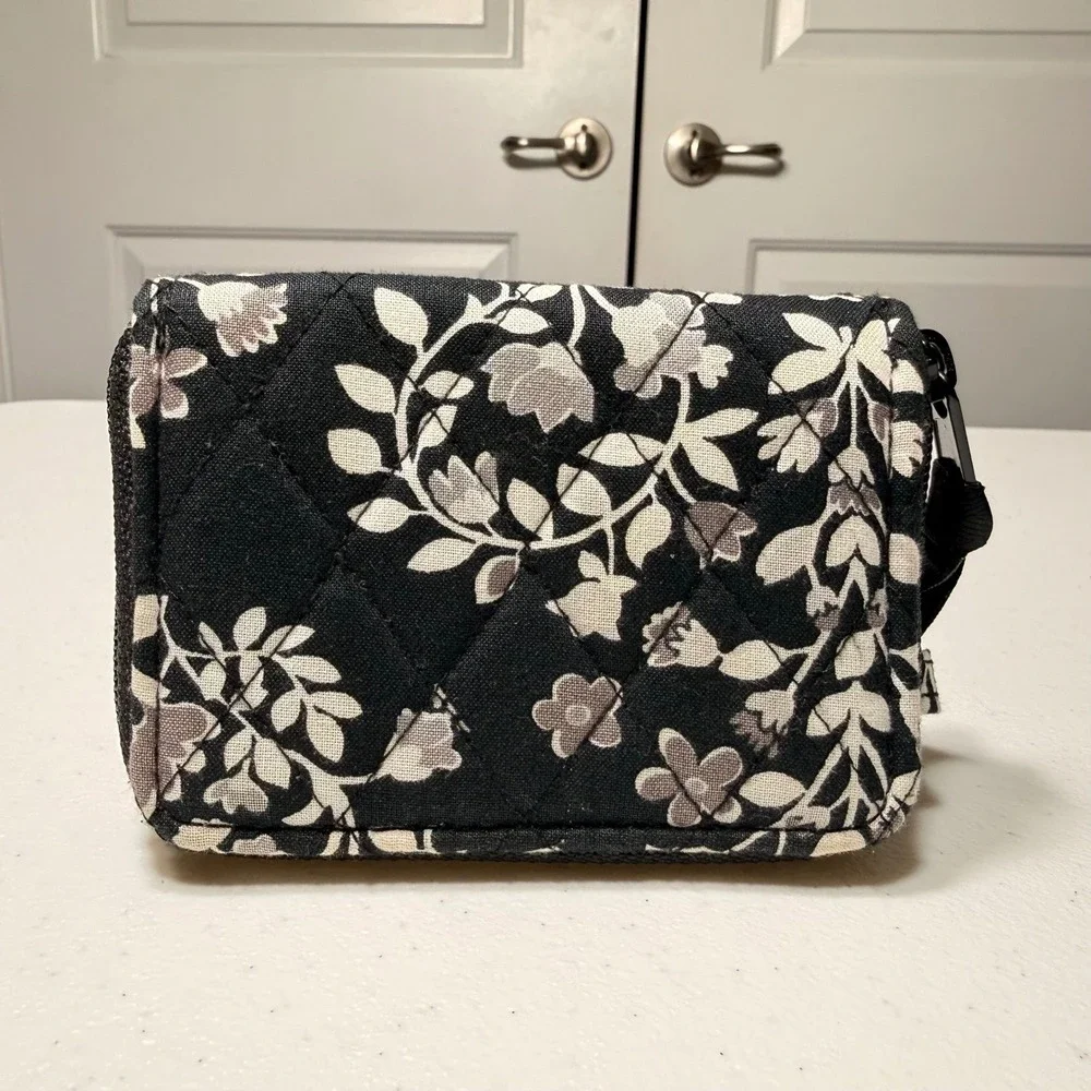 Vera Bradley Quilted Floral Zip ID Case Wallet Keychain Black White OS